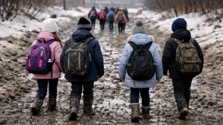 Под Алматы из-за бездорожья школьники тонут в грязи