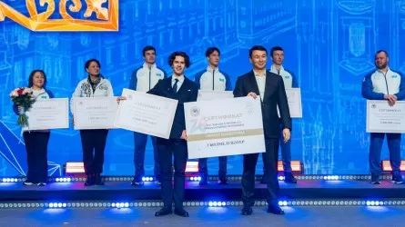 Чествование олимпийцев в Алматы: Михаилу Шайдорову подарили квартиру и автомобиль