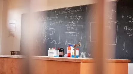 Школьники ВКО остаются дома 