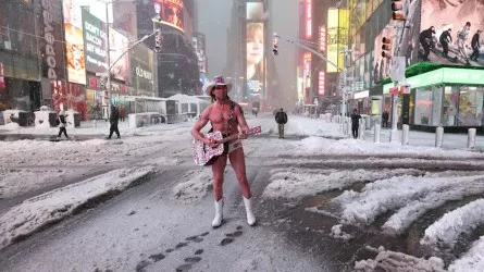 &laquo;Голый ковбой&raquo; бросил вызов снежному шторму в Нью-Йорке 