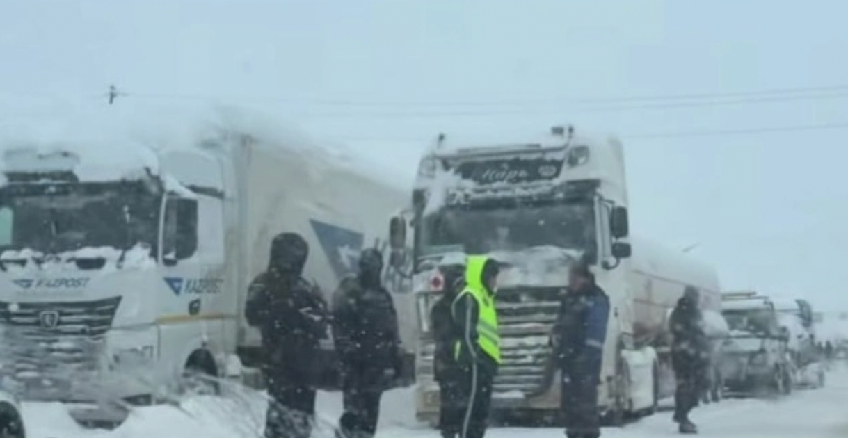 Жамбыл облысында жол жабылып, 2 мыңнан астам көлік жолда тұр