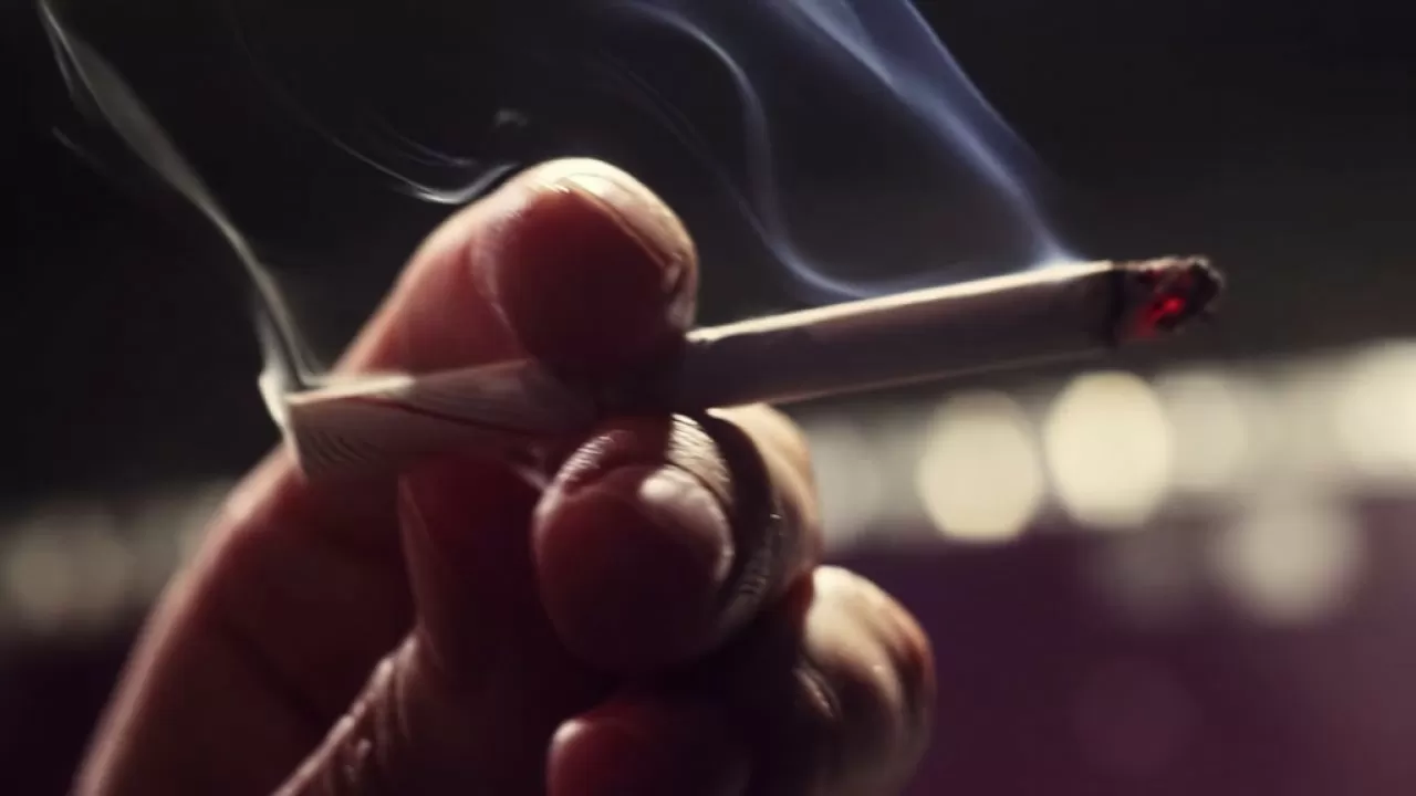 В России предложили повысить взносы по ОМС для курильщиков 