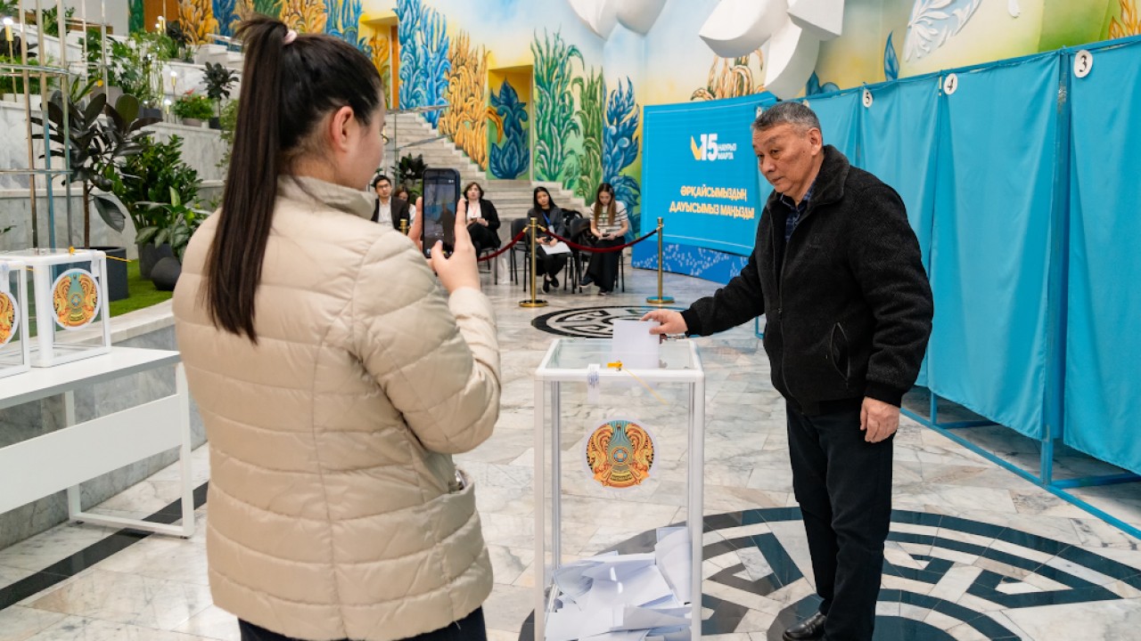 Алматинцы активнее голосуют за Конституцию, чем за АЭС