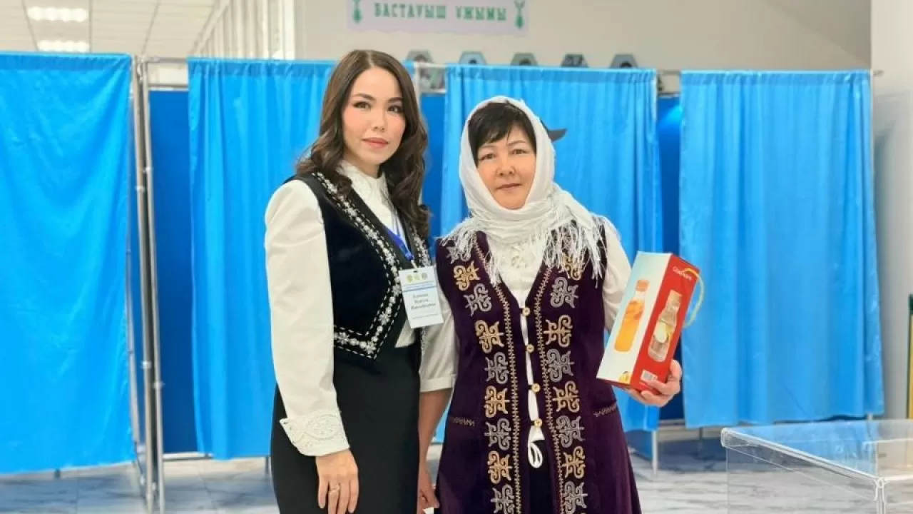 На избирательных участках Астаны вручают подарки первым проголосовавшим