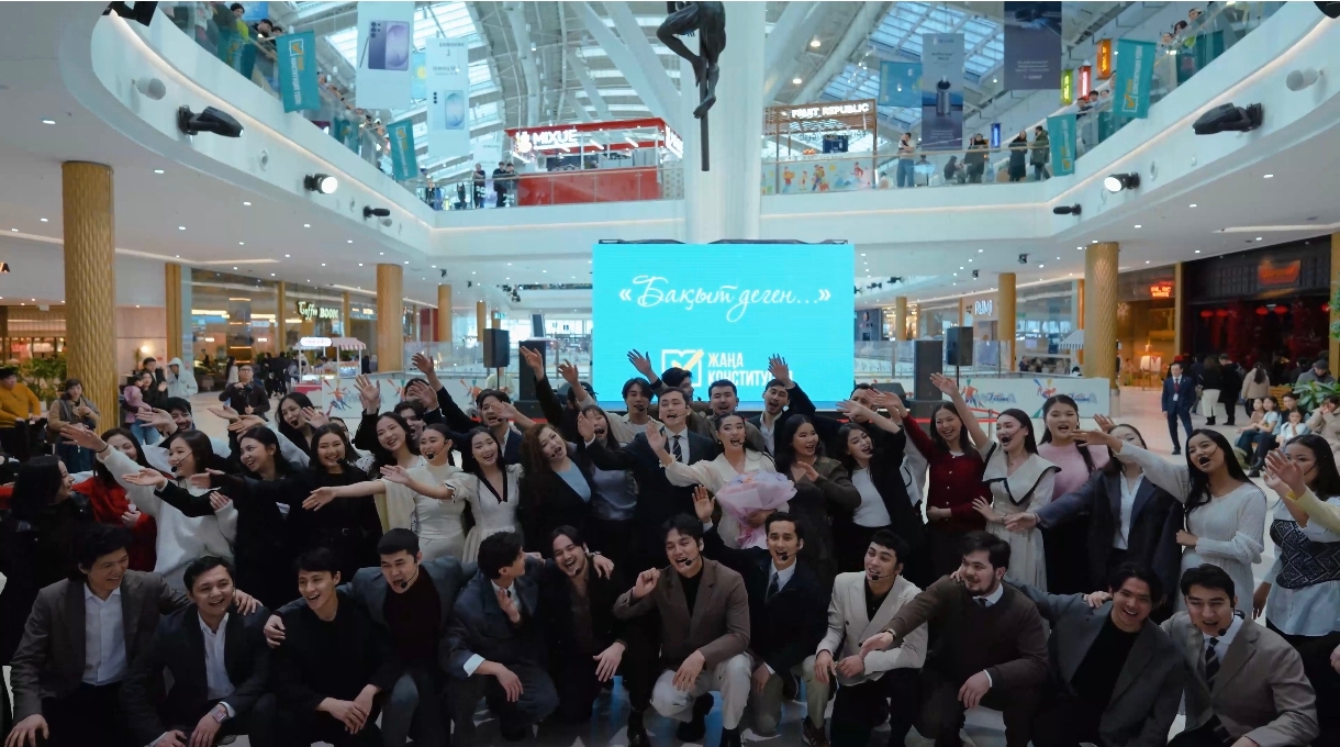 Астанадағы MEGA Silk Way сауда орталығында &laquo;Бақыт деген&raquo; музыкалық флешмобы өтті