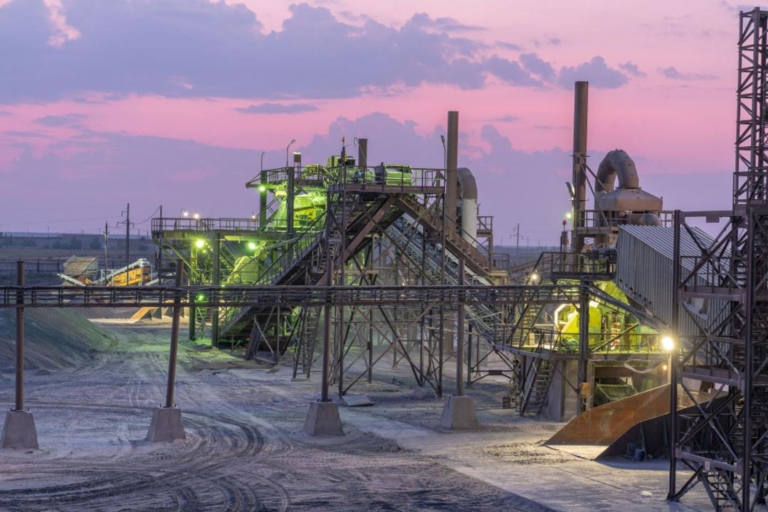 Ақсу ферроқорытпа зауытында дауылдан түтін мұржасының бір бөлігі құлады