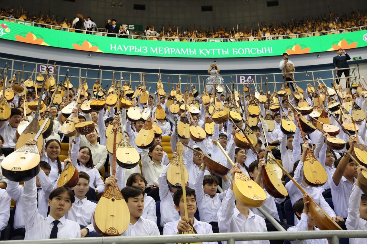 Алматыда бір мезетте 11 500 оқушы күй орындап, рекордтар кітабына енді