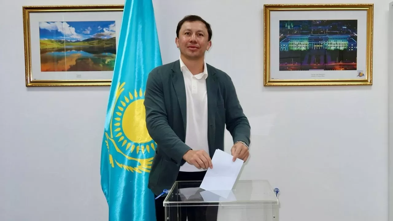 Геннадий Головкин в Бангкоке проголосовал на референдуме 