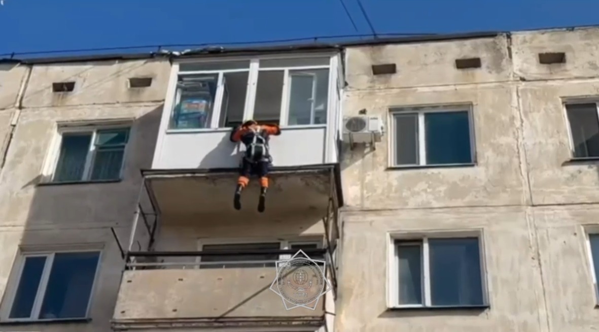 Көкшетауда үйіне қамалып қалған ер адам құтқарылды