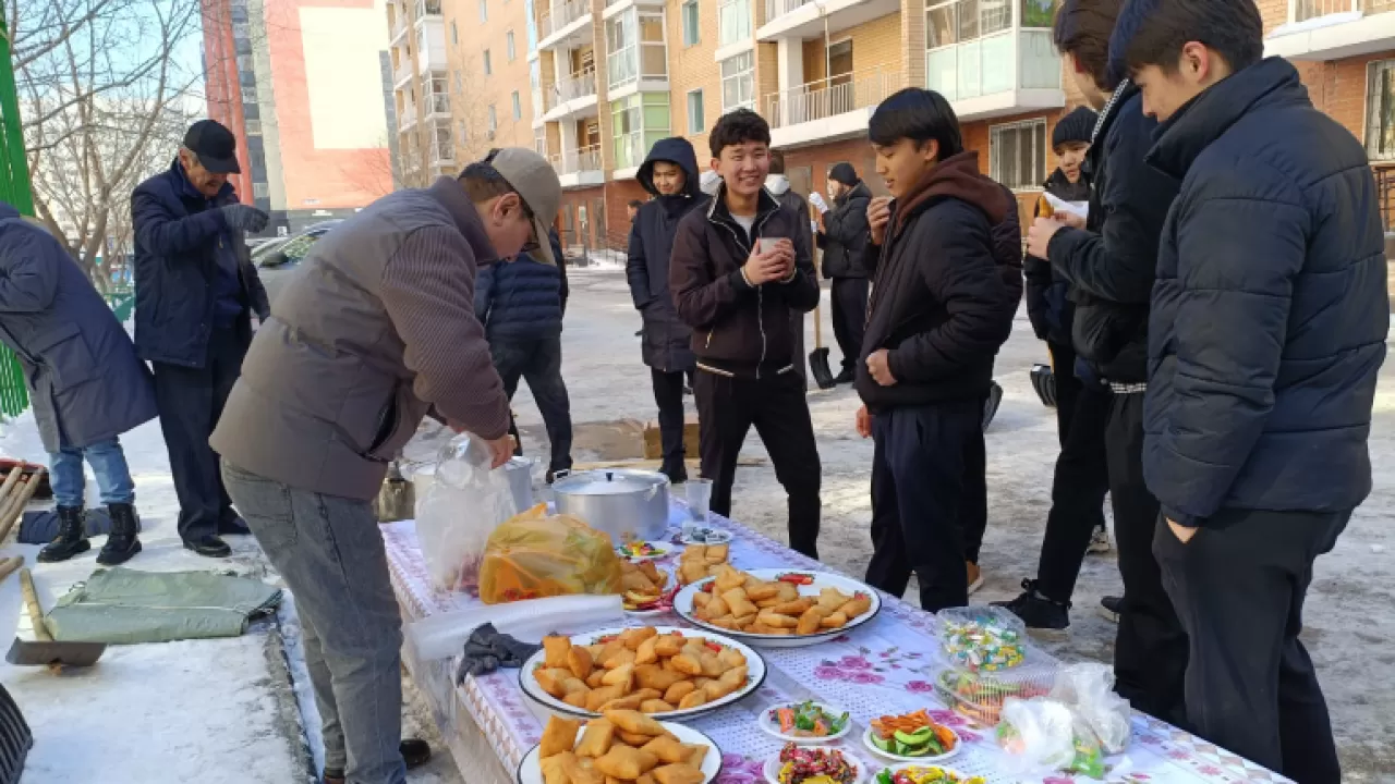 Плов на костре и самовары: в Астане жители многоэтажки отметили "Жаңару күні" масштабным субботником  