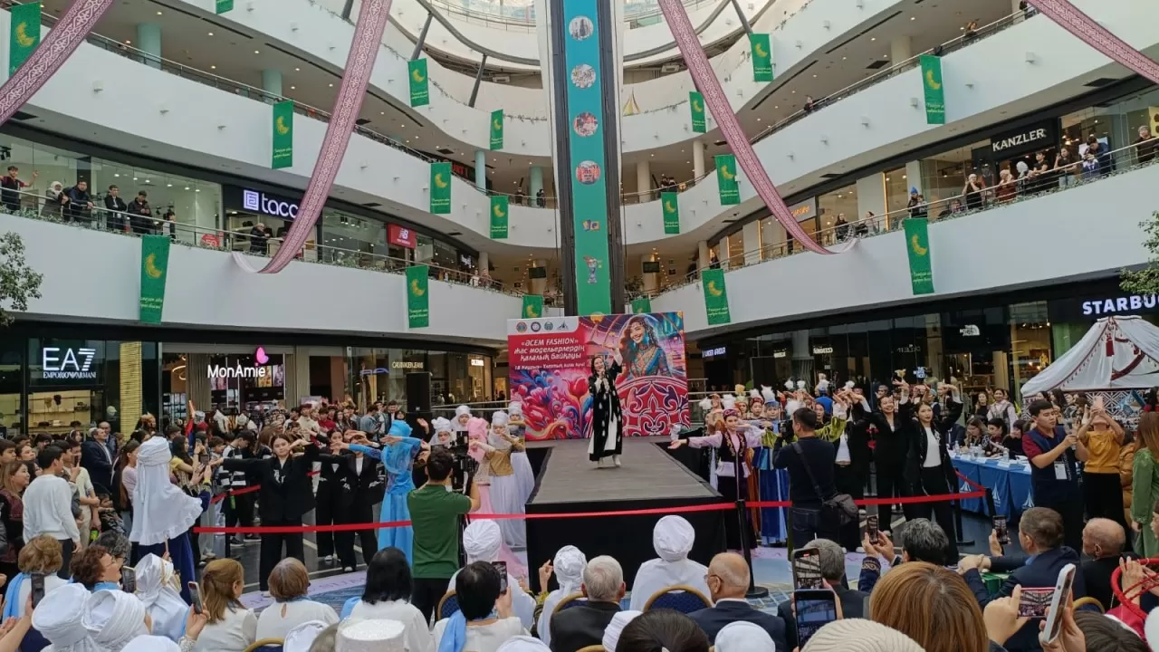 В Астане прошел конкурс молодых дизайнеров "ӘСЕМ FASHION" 