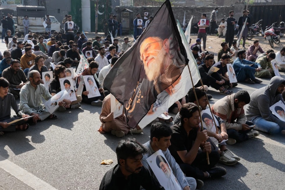 Пәкістан мен Иракта Әли Хаменеидің қазасына наразылар АҚШ елшілігіне шабуыл жасады