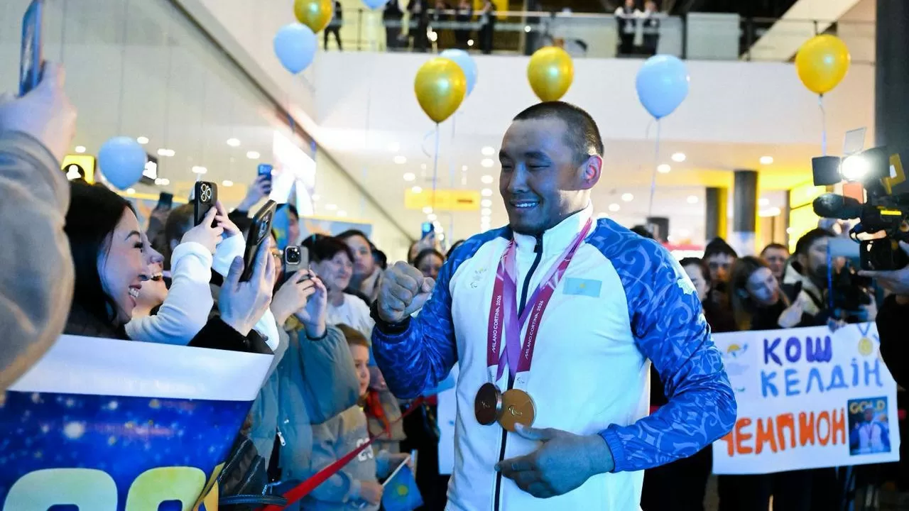 Ербола Хамитова торжественно встретили в аэропорту Астаны