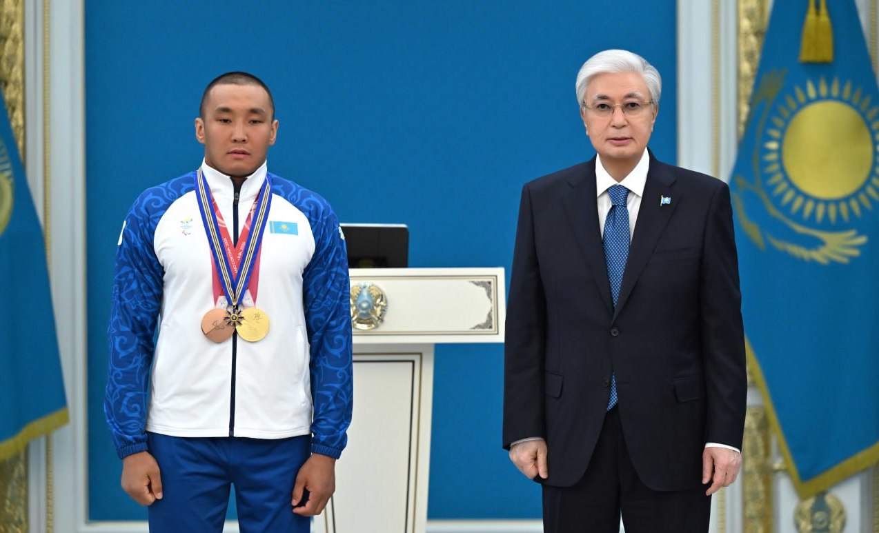 "Бұл &ndash; тарихи жетістік": Президент Паралимпиада ойындарының чемпионы Ербол Хамитовты марапаттады