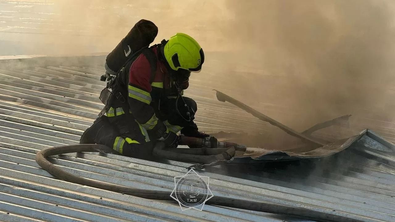 Около 100 человек тушили строящийся бизнес-центр Алматы