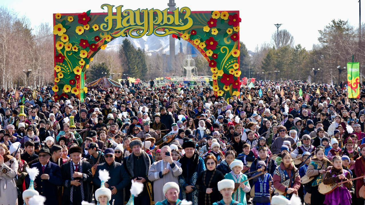 Өскеменде 5 мың адам домбырамен ән шырқап, әлемдік рекорд орнатты