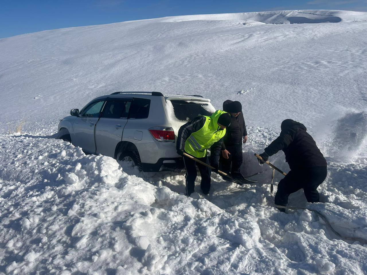 Тарбағатайда полицейлер қарға кептеліп қалған жол талғамайтын көлікті шығарып алды