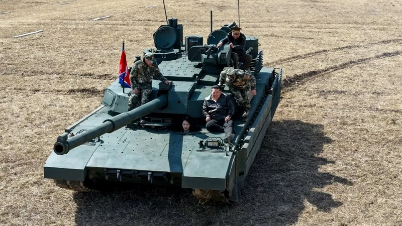 Появились фото Ким Чен Ына на танке 