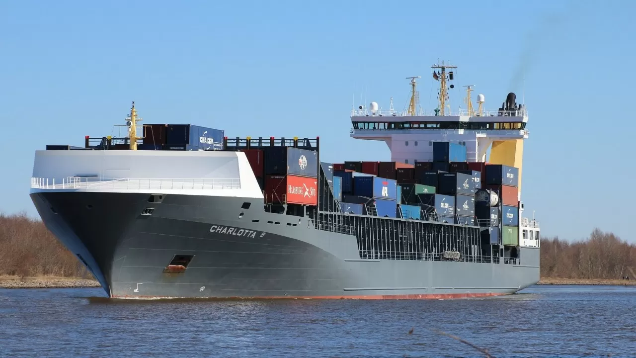 Контейнеровоз загорелся после удара у берегов ОАЭ 