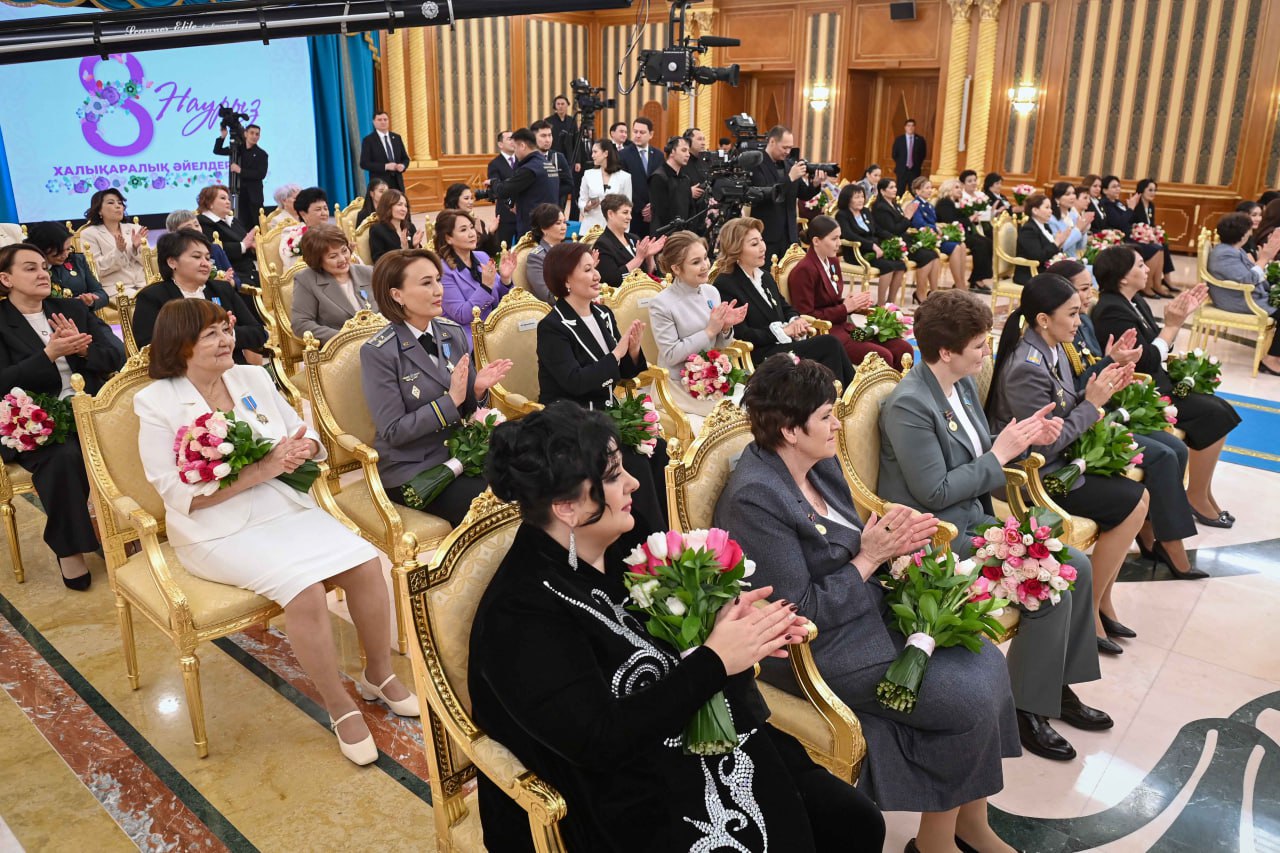 Мемлекет басшысы әртүрлі салада табысты қызмет етіп жүрген әйелдер қауымын марапаттады