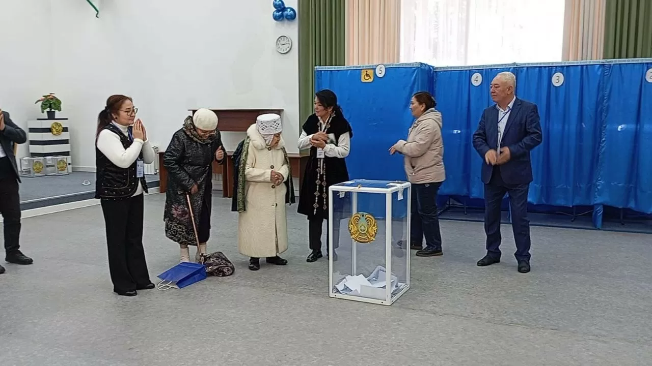 101-летняя алматинка пришла на референдум 