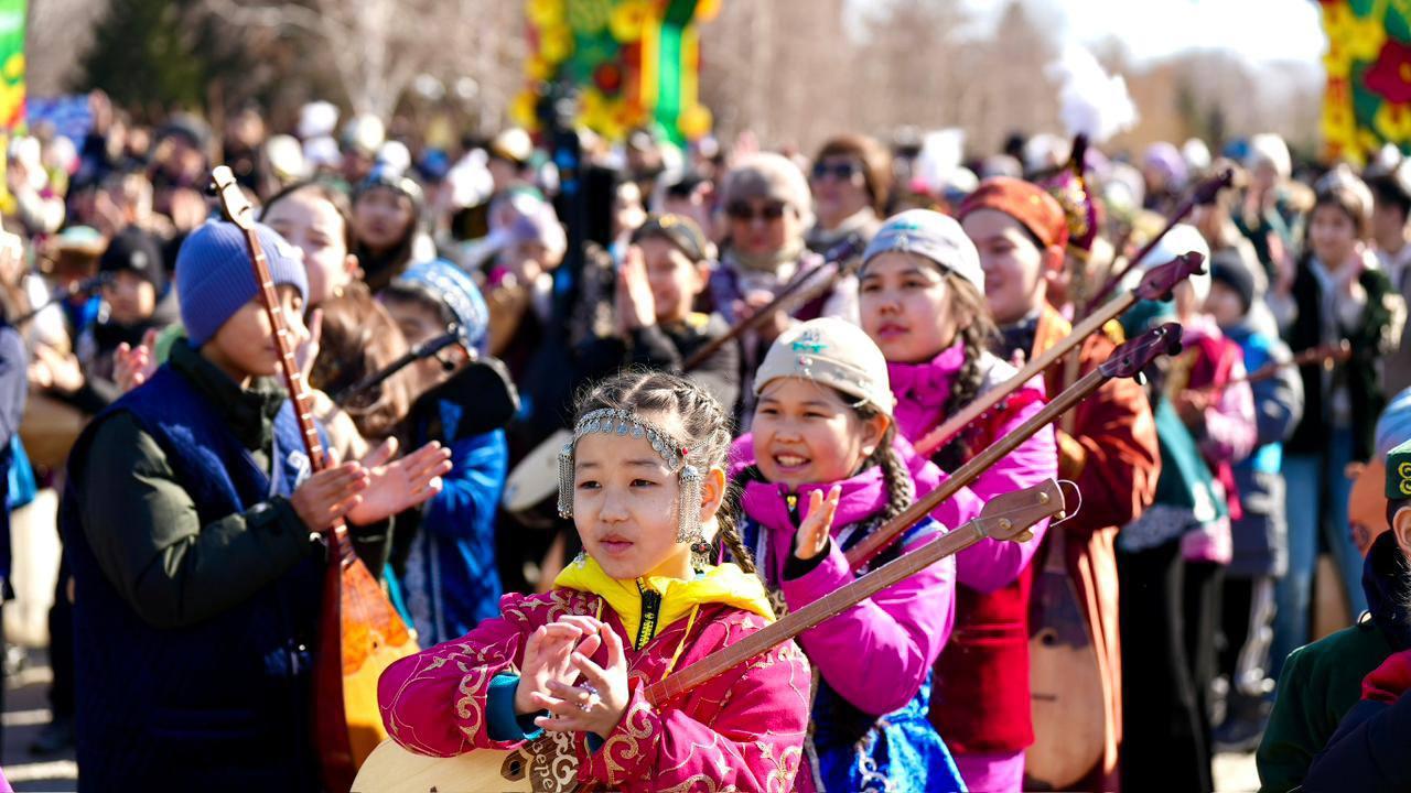 Өскеменде 5 мың адам домбырамен ән шырқап, әлемдік рекорд орнатты