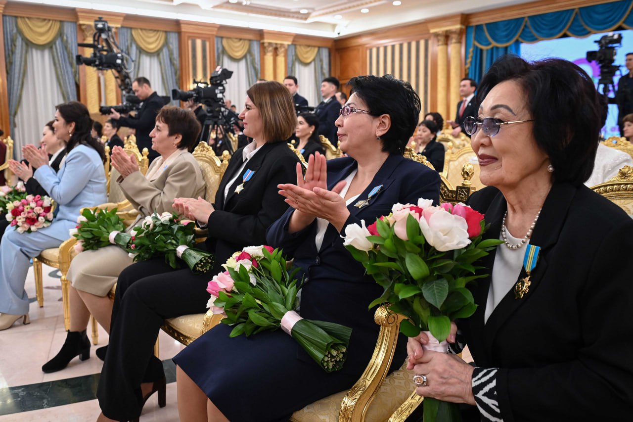 Қазақ әйелдері шаңырақтың ырыс-берекесін арттырып, өнегелі ұрпақ өсіріп отыр &ndash; Президент