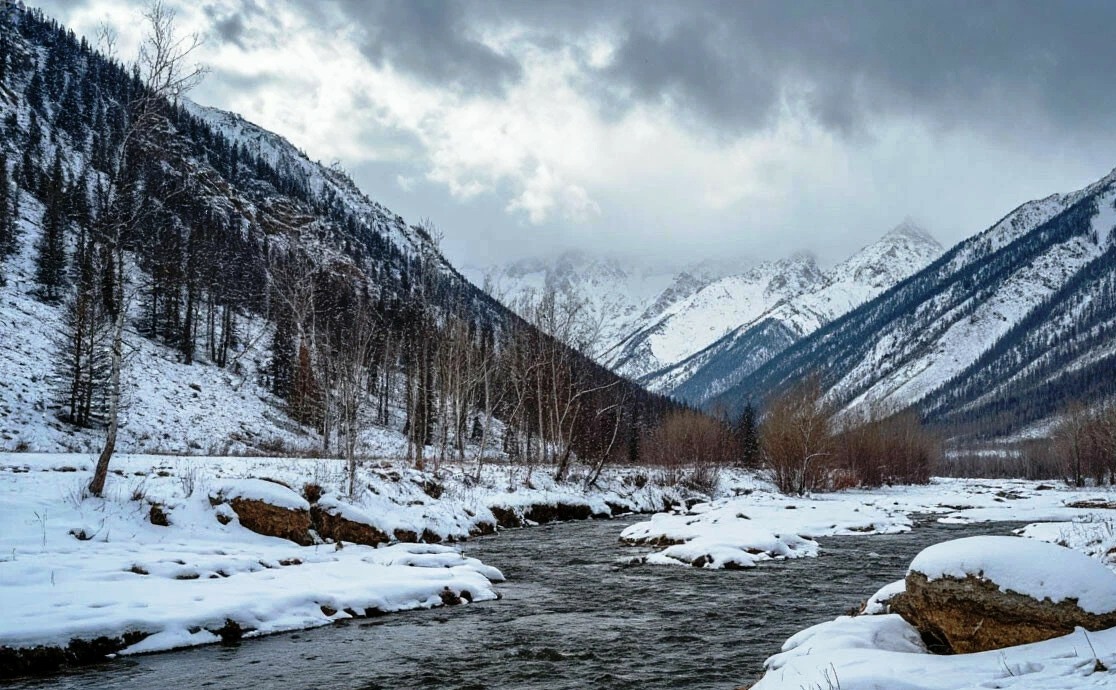 Непогода в регионах Казахстана: ветер, дождь со снегом и лавинная опасность