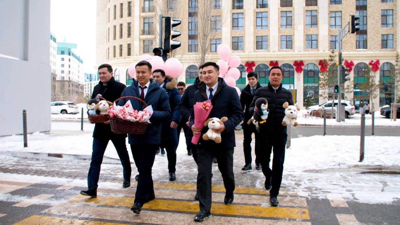 Астанада қыз-келіншектерге гүл шоқтары таратылды