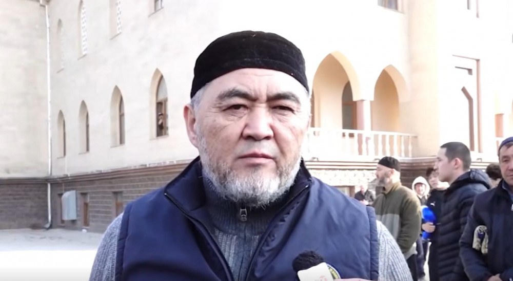 Камчыбек Тәшиев айт намазға қатысып, қырғызстандықтардан кешірім сұрады