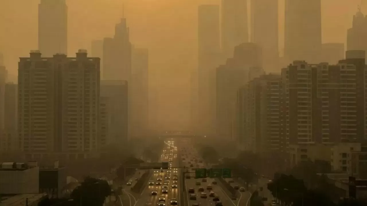 Невидимая угроза: жителей трех городов Казахстана предупредили об опасности