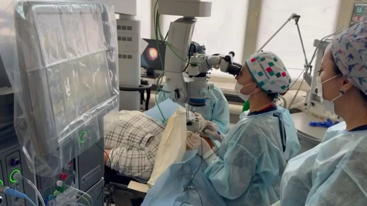 Врачи Алматы спасли пациенту глаз после тяжелейшей травмы 