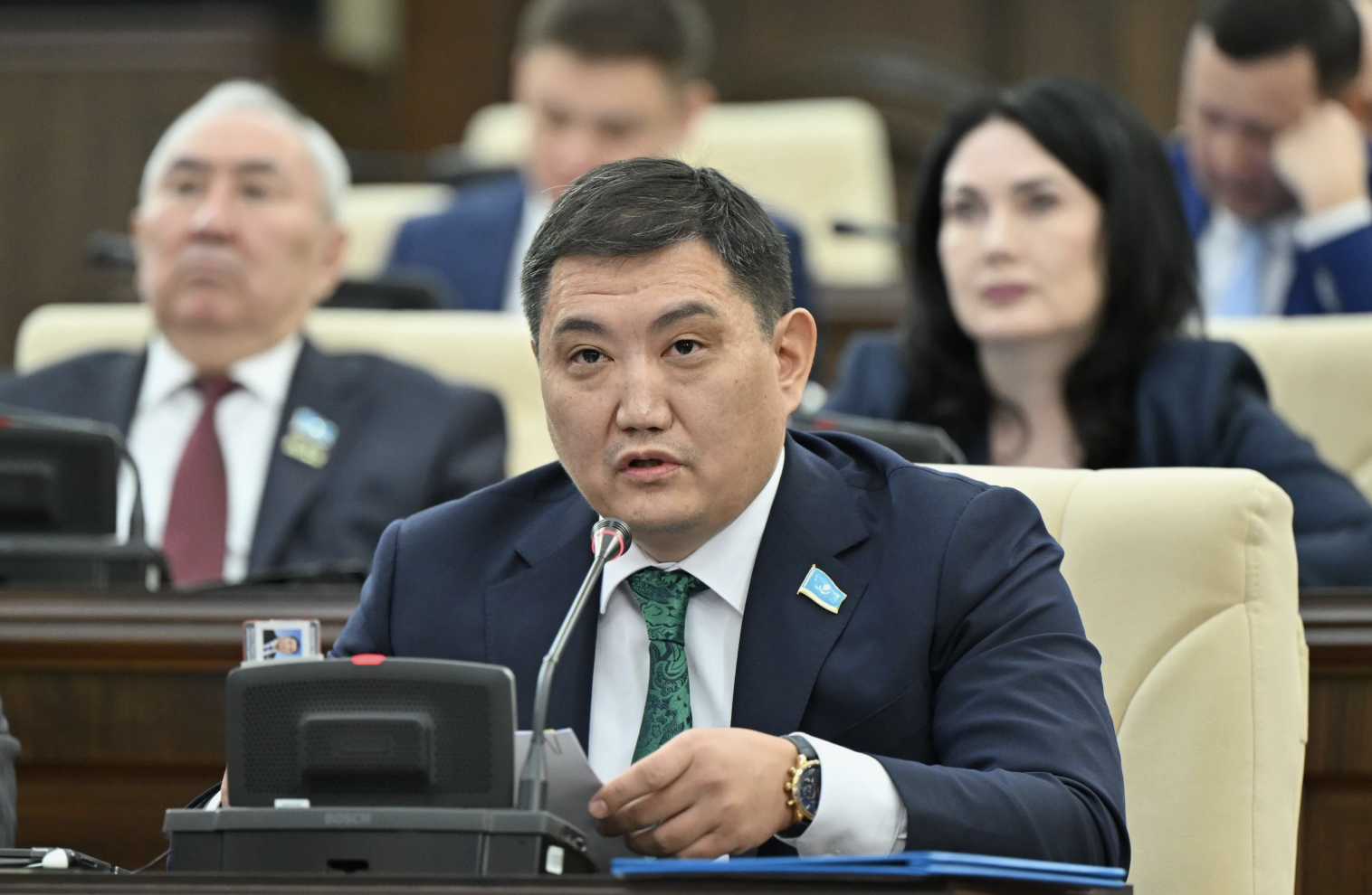 &laquo;Әр жұма күні кітап оқысын&raquo;: Депутат мемлекеттік қызметшілерге қатысты ерекше ұсыныс айтты