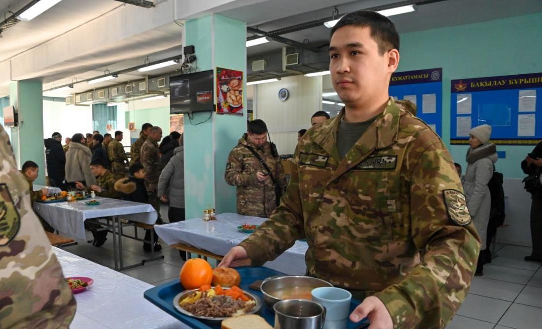 Әскердегі сарбаздар енді бауырсақ пен палаумен тамақтанады
