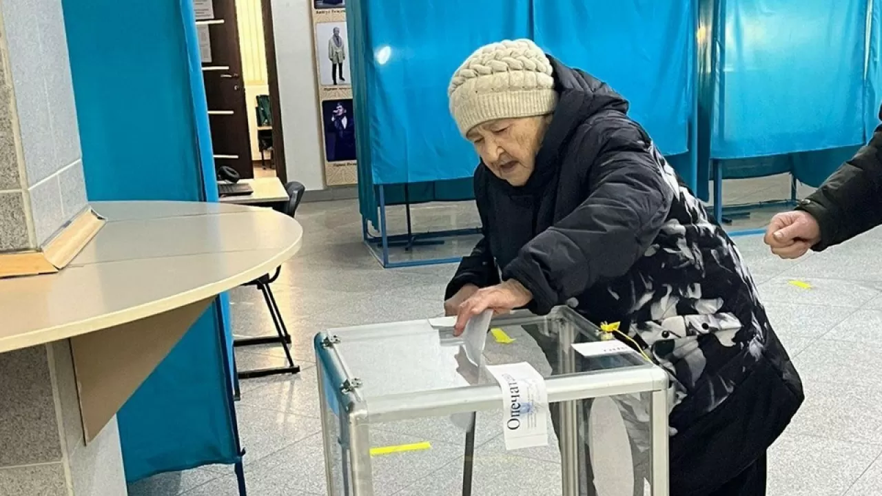 90-летняя жительница Алматы пришла на избирательный участок 