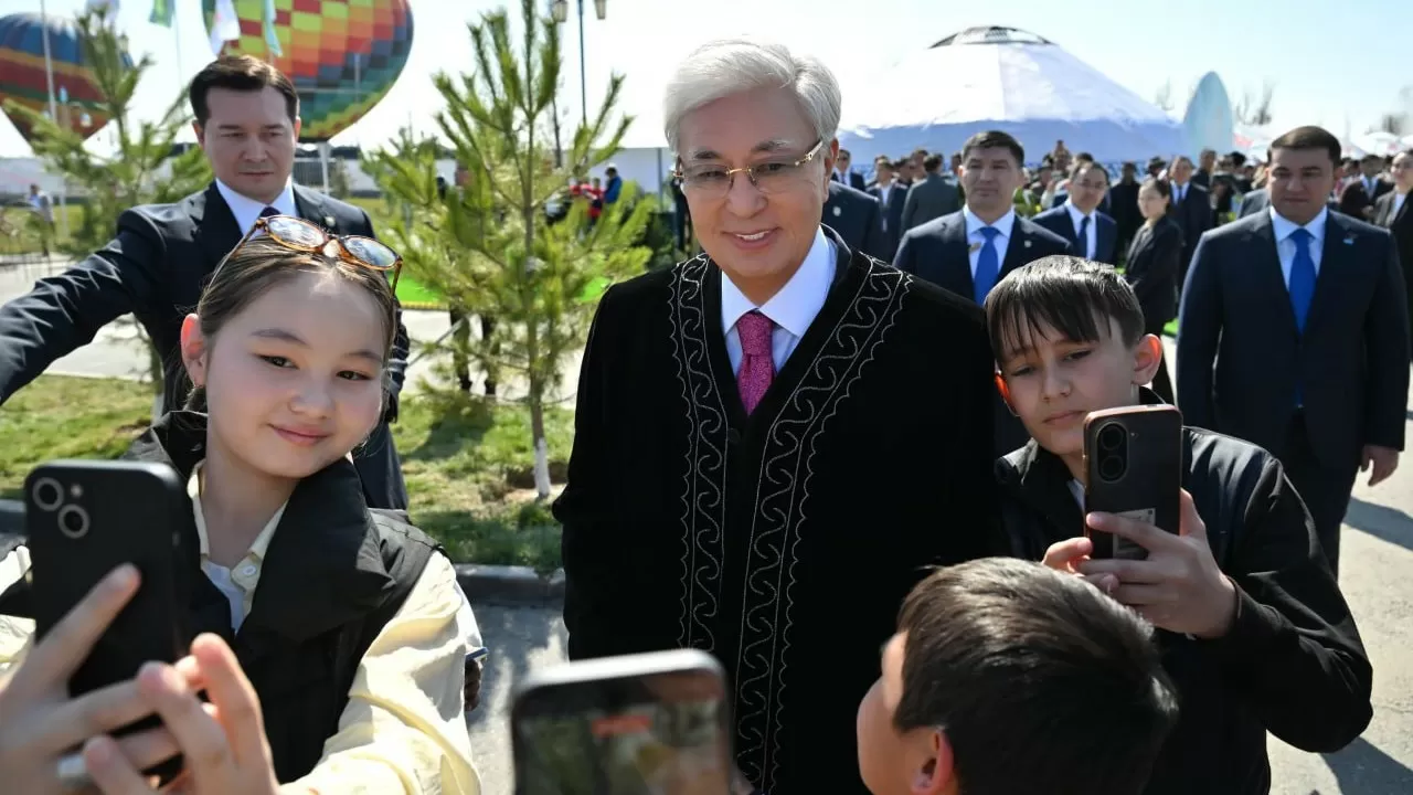 Президент принял участие в народных гуляньях по случаю праздника Наурыз
