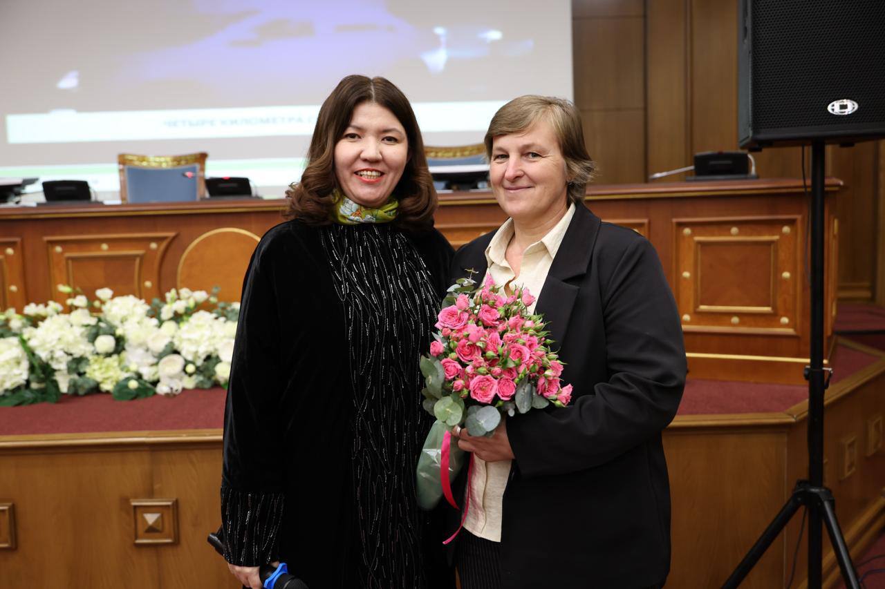 Боранда көліктерге жол көрсетіп, 4 шақырымдай жаяу жүрген мұғалім марапатталды