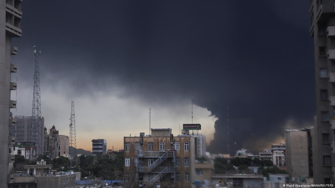 Израиль Ирандағы жанармай қоймаларына соққы жасап, мұнайлы жаңбыр жауды