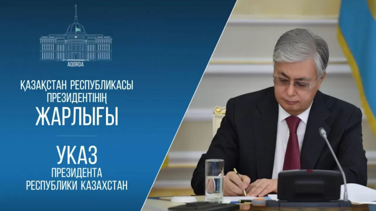 Токаев присвоил высшее звание Героя труда альпинисту  