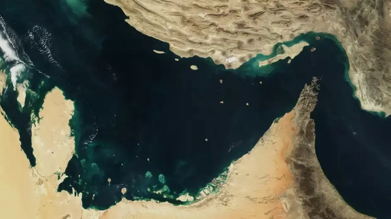 Иран открыл Ормузский пролив, но назвал военные базы США своими целями