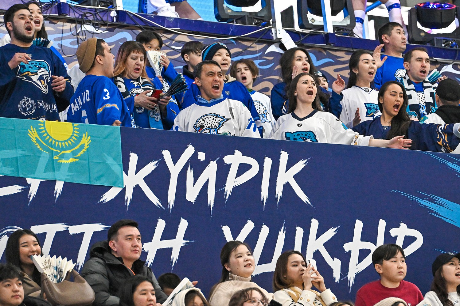 "Барыс" жанкүйерлері бас бапкердің отставкаға кетуін талап етуде