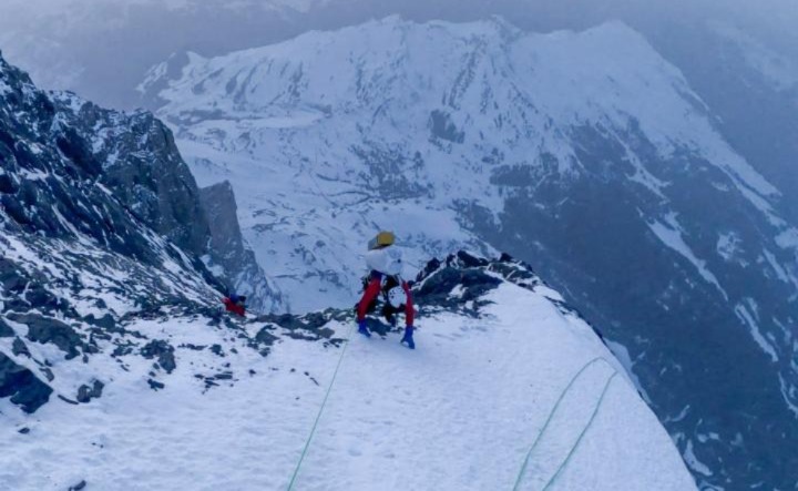 Казахстанский флаг на "Стене смерти": исторический прорыв в элитном альпинизме