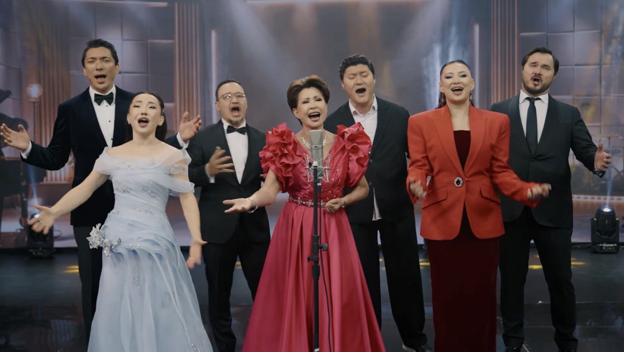 Мәдениет және өнер қайраткерлері "Халықтың Ата Заңы" атты әнді шырқады