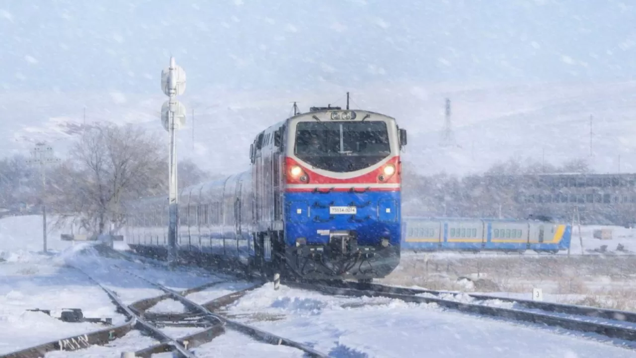 Казахстанские поезда вывезли сотни пассажиров из-за непогоды 