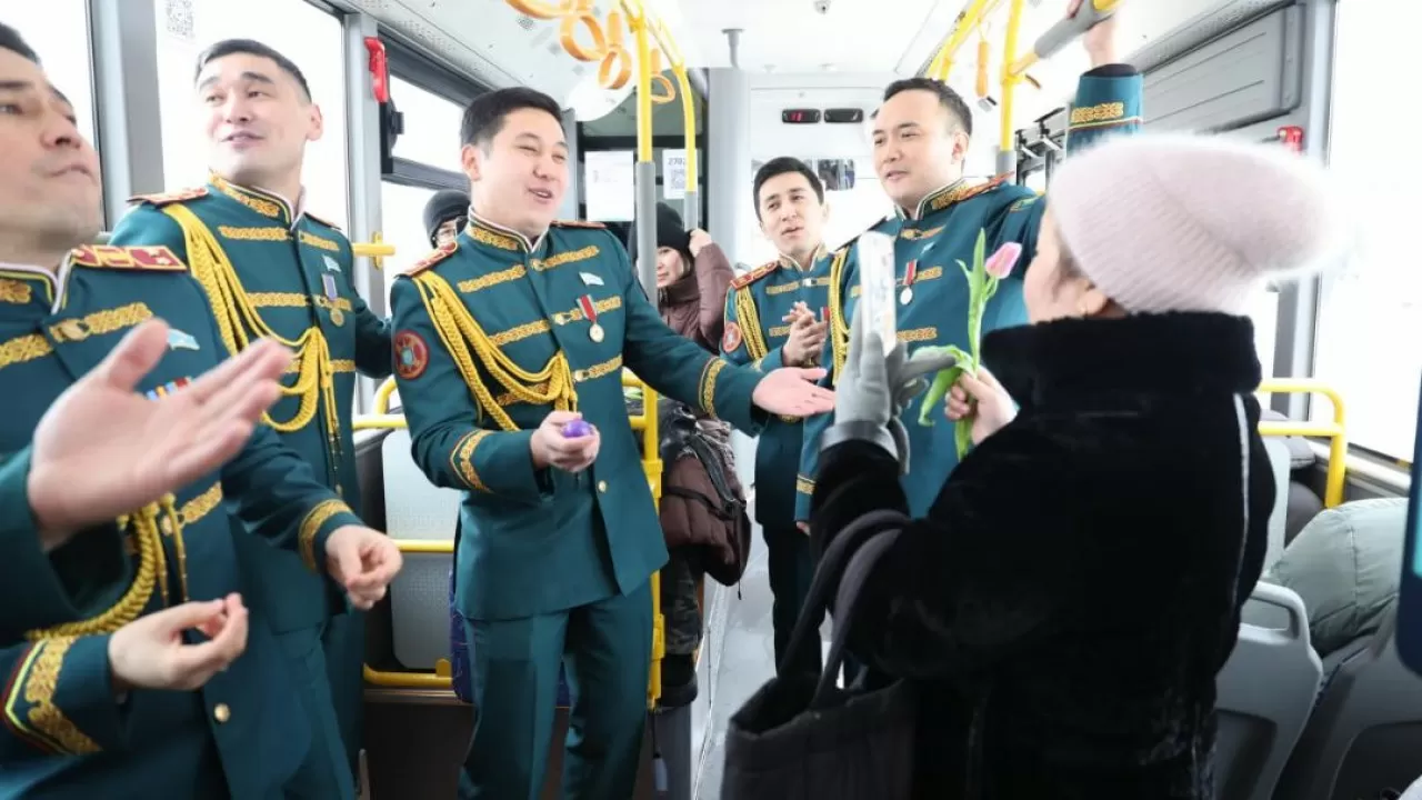 Песни и цветы: мужской хор Нацгвардии поздравил женщин Астаны 