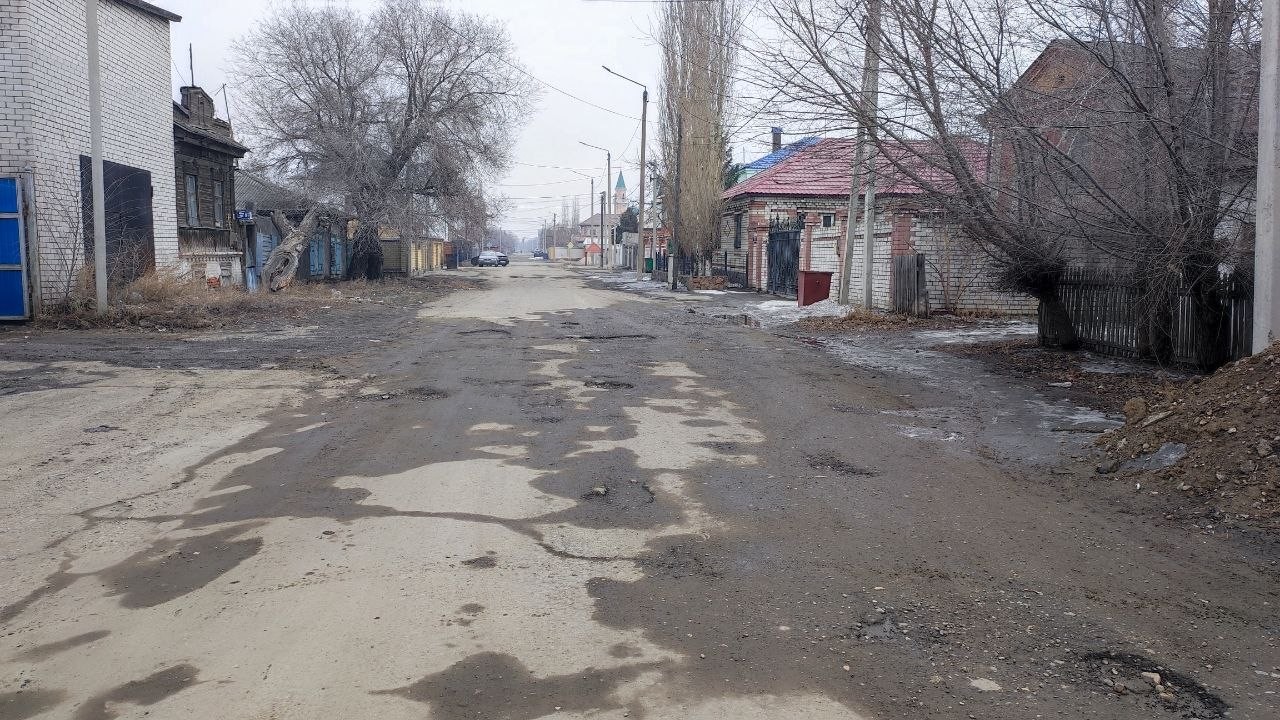 «Асфальт растаял»: в Семее просят отключить «Сергеки» из-за ям