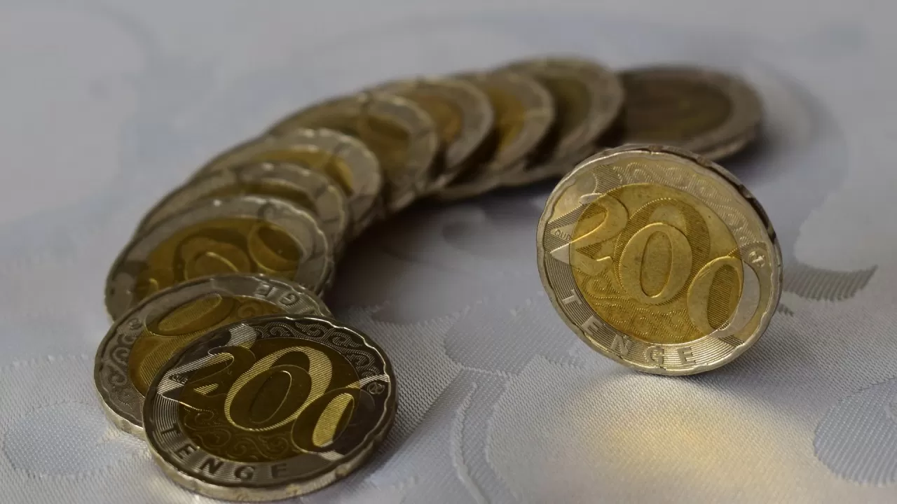 Курс тенге показал снижение на бирже KASE 