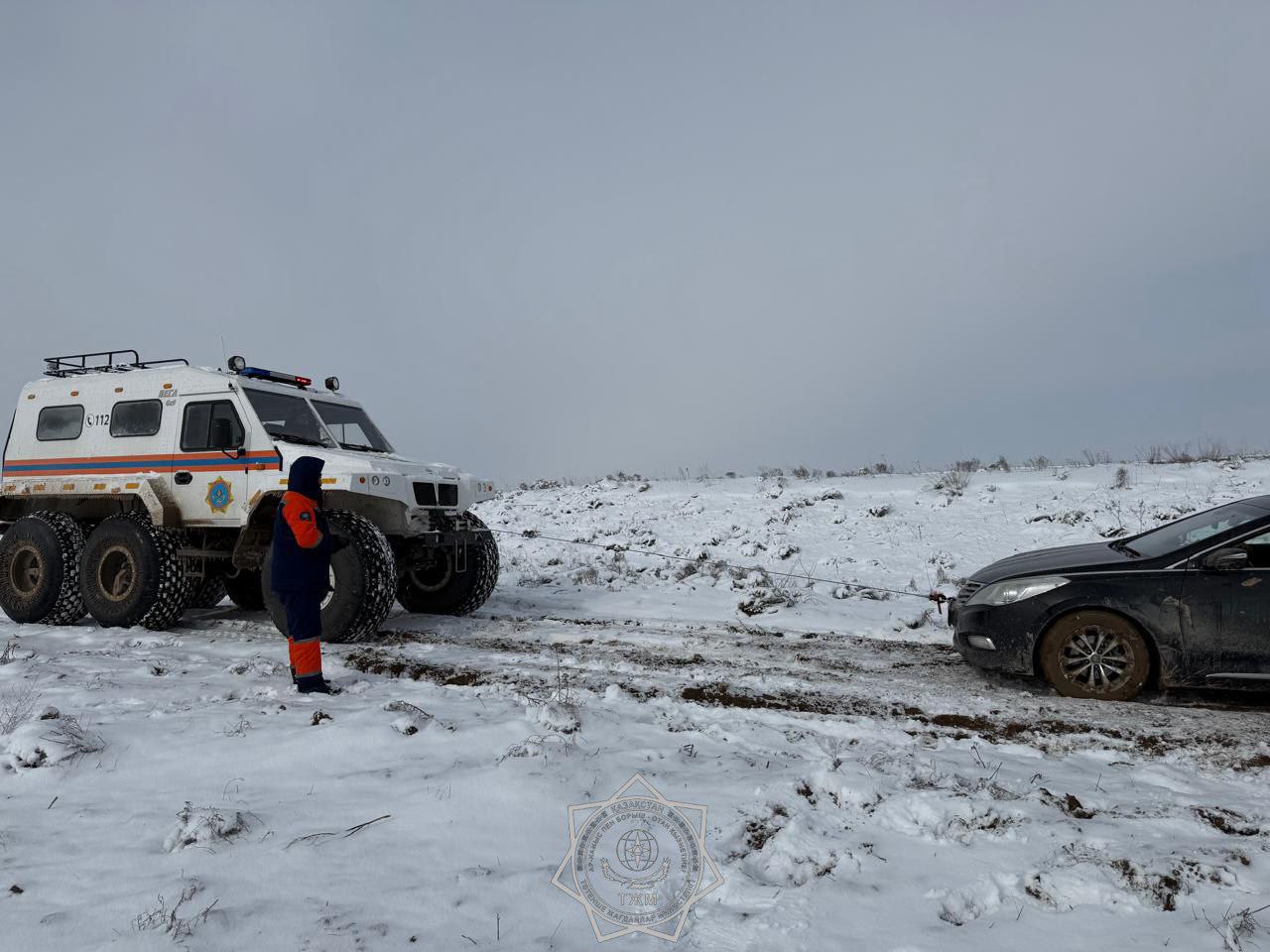 Абай облысында полицейлер көлігі суға батқан жүргізушіге көмектесті