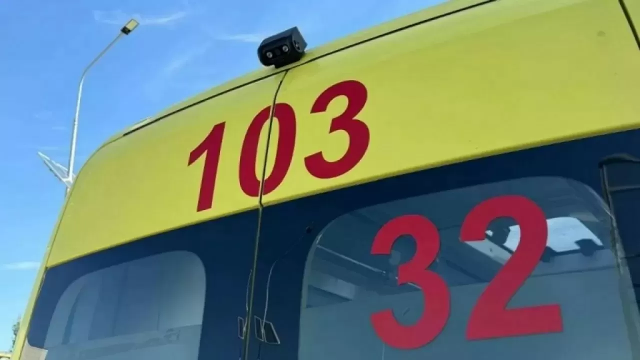 Запер и угрожал ножом: на врачей скорой помощи напали в Алматы 