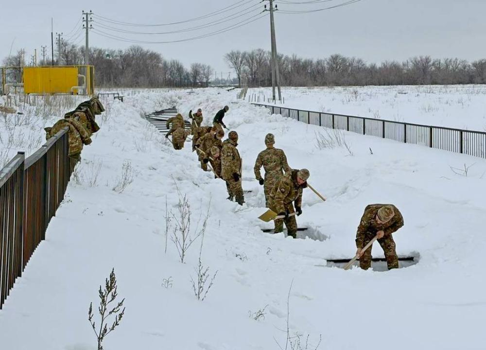 Оралда 50 әскери қызметші арықтарды қардан тазарту жұмыстарына жұмылдырылды